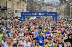 奇葩!英国巴斯马拉松照常举行,6200人参赛民众围观,无人戴口罩