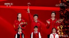 中国女排4夺感动中国年度人物！冯坤小惠丽姐领奖，白岩松盼年年