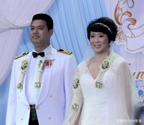 冯坤谈54岁泰国老公:当初看上他笑容纯真 独特泰式婚礼终身难忘